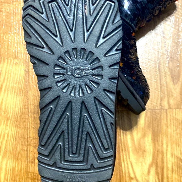 Ugg Short Sequin Boot - Picture 5 of 5